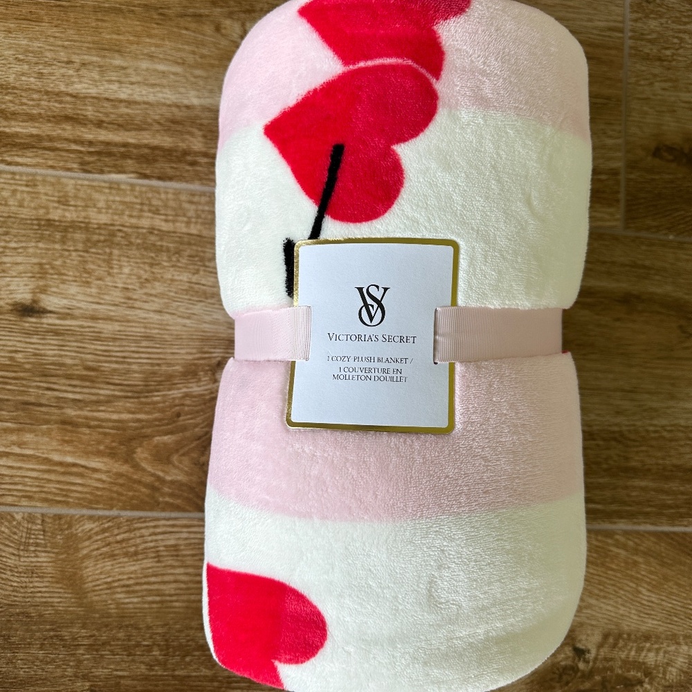 Brand New Victoria's Secret Cozy Plush Sherpa Blanket V Day Hearts